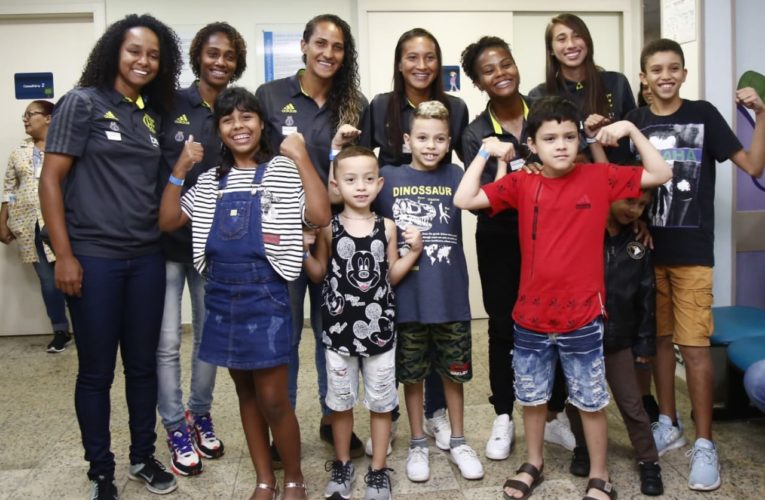 Jogadoras do Flamengo visitam Hospital da Criança