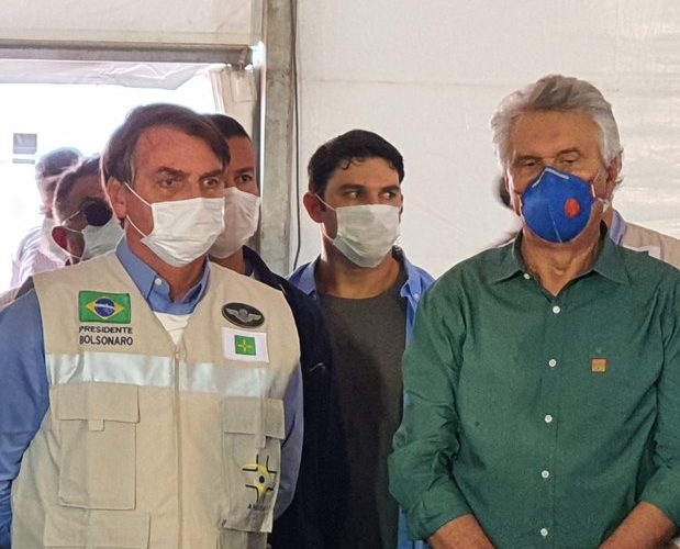 Bolsonaro visita obras de hospital de campanha em Goiás