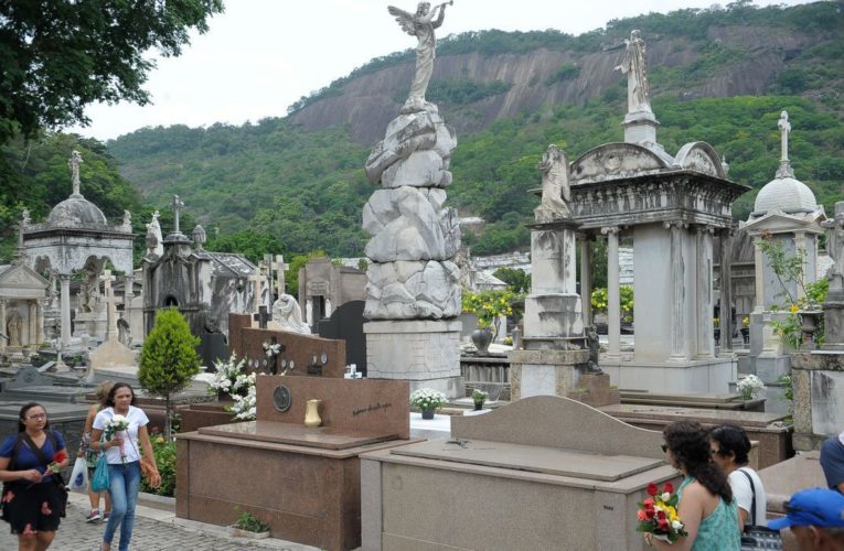 Medidas de combate ao coronavírus afetam rotina de cemitérios no Rio