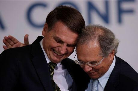Municípios pedem que Bolsonaro barre reajuste salarial a servidores