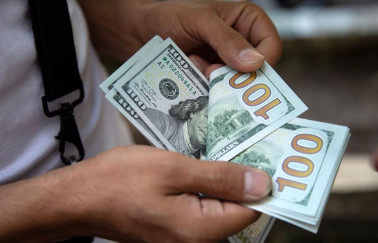 Dólar fecha acima de R$ 5,50 pela primeira vez em um mês