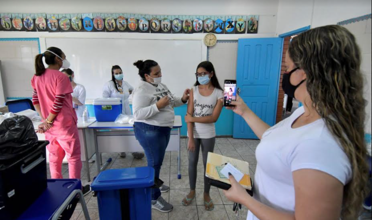 Prefeitura de Betim suspende vacinação de adolescentes