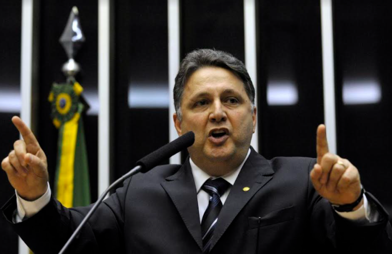 MPRJ denuncia policial por torturar ex-governador Garotinho na prisão