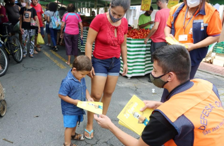 São Jose dos Campos -SP Defesa Civil dá orientações sobre chuvas em feiras-livres