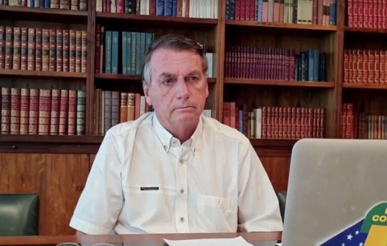 Nacional Bolsonaro cita dificuldades para renovar concessão da Globo