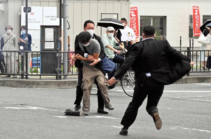 Ex-primeiro-ministro japonês Shinzo Abemorre após ser baleado durantediscurso