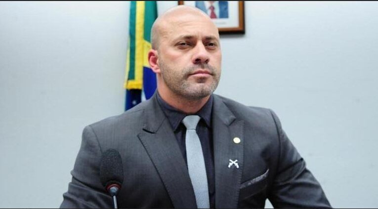 Eleições 2022Justiça Eleitoral suspende repasses àcampanha de Daniel Silveira aoSenado