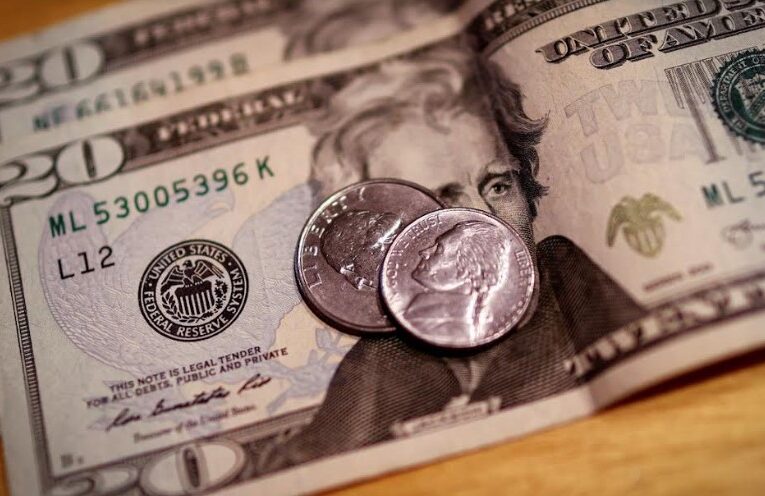 Dólar tem leve queda e fecha a R$5,19 com Fed e PEC da Transição
