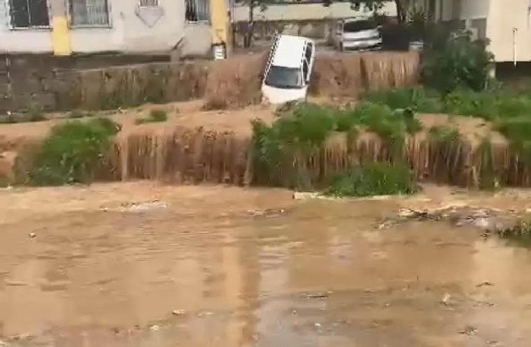 Tromba d’água arrasta carro para córrego em Barra do Piraí; houve alguns estragos da chuva