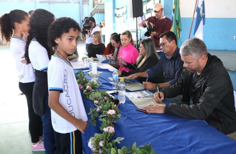 Alunos do Colégio Paulo Basílio recebem livro “Barra Mansa: Cidade da Gente”