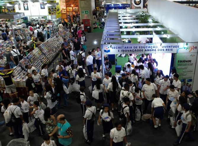Mais de mil alunos de Angra participam do 1º dia da Bienal