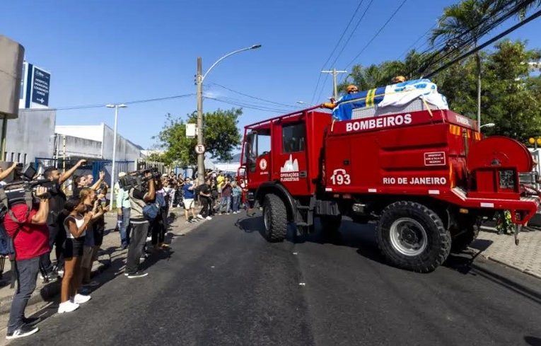 Nacional Corpo de Zagallo é sepultado no Rio de Janeiro sob aplausos