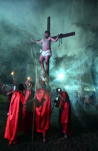 Barra Mansa-RJ Centenas de pessoas acompanham as tradicionais encenações da Paixão de Cristo em Barra Mansa